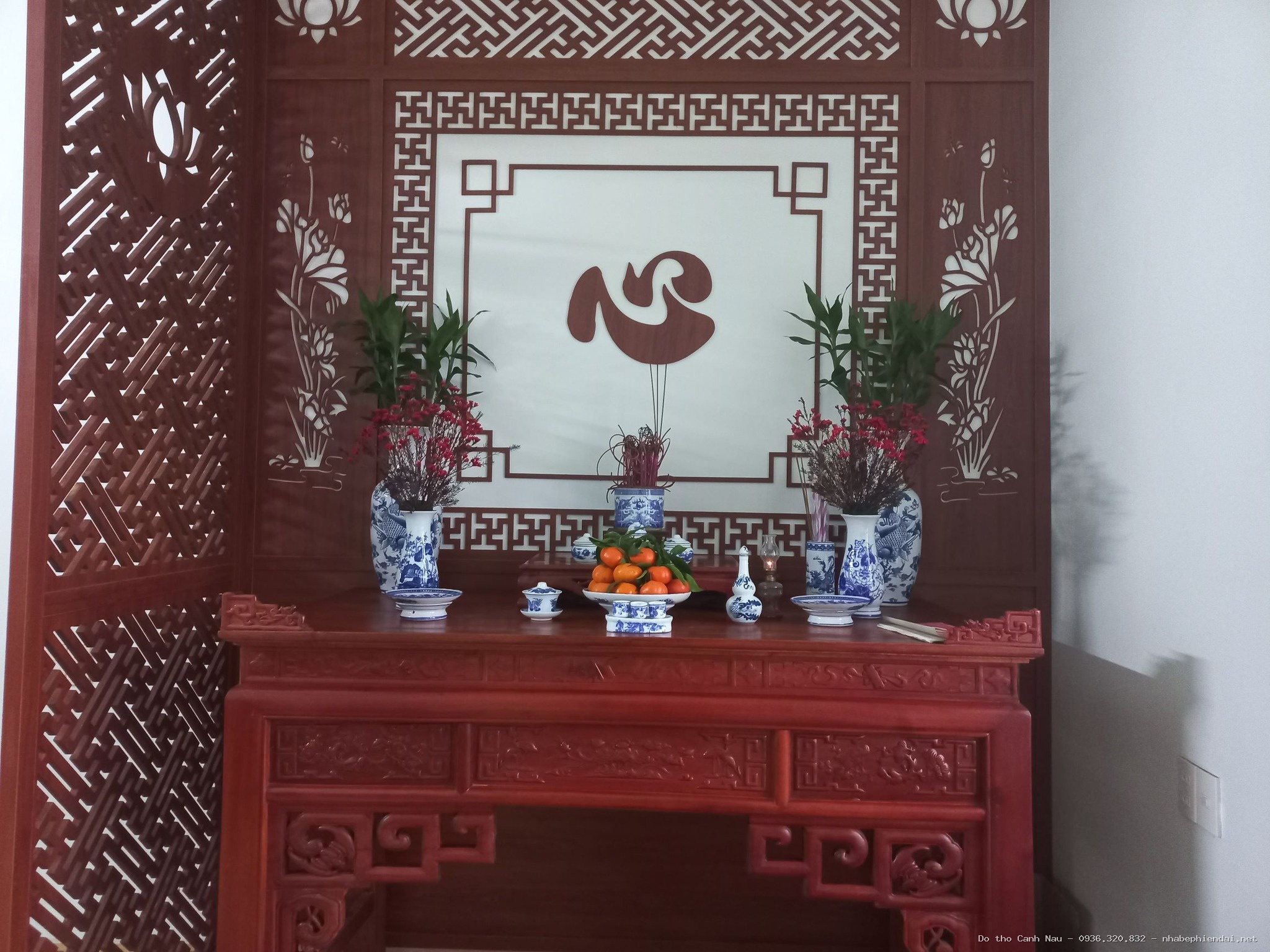 Bàn thờ chạm sen lấy nền gỗ gụ cao cấp - Kho bàn thờ hiện đại